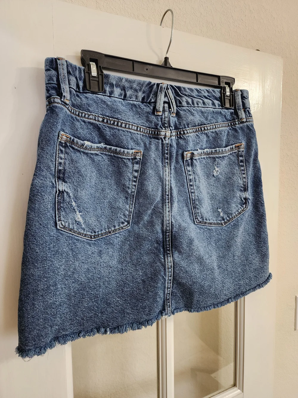 Good American Distressed Denim Mini Skirt Raw Hem Slit Size 10/30
